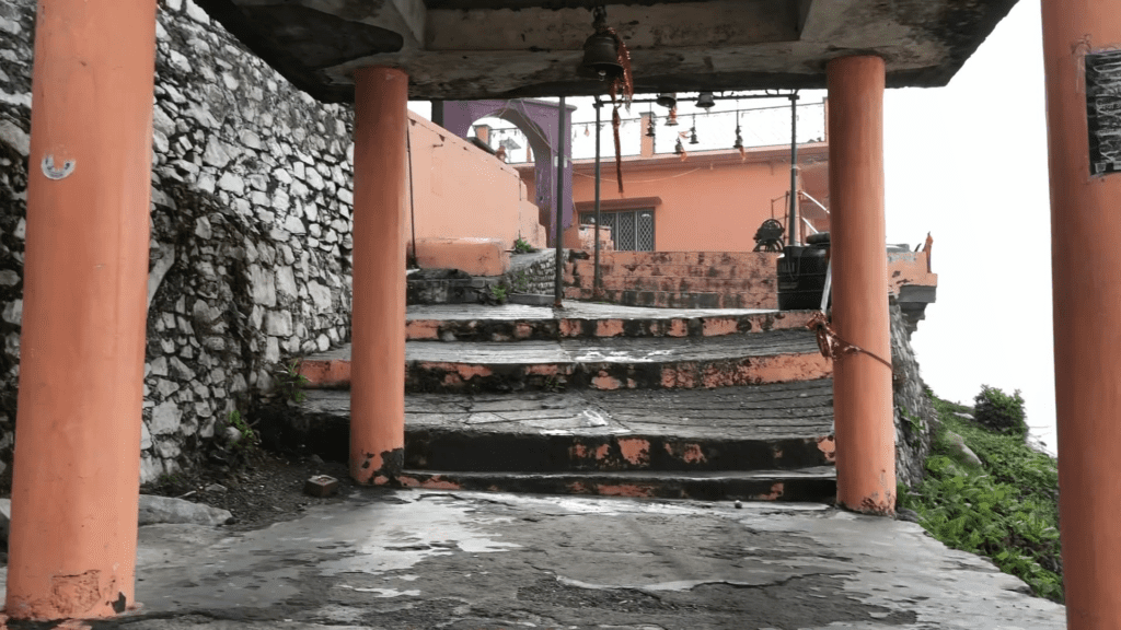 Entry to Surkanda Devi temple