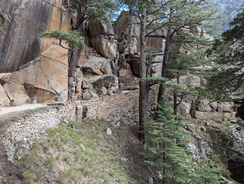 The narrow ledge walk - Gartang Gali